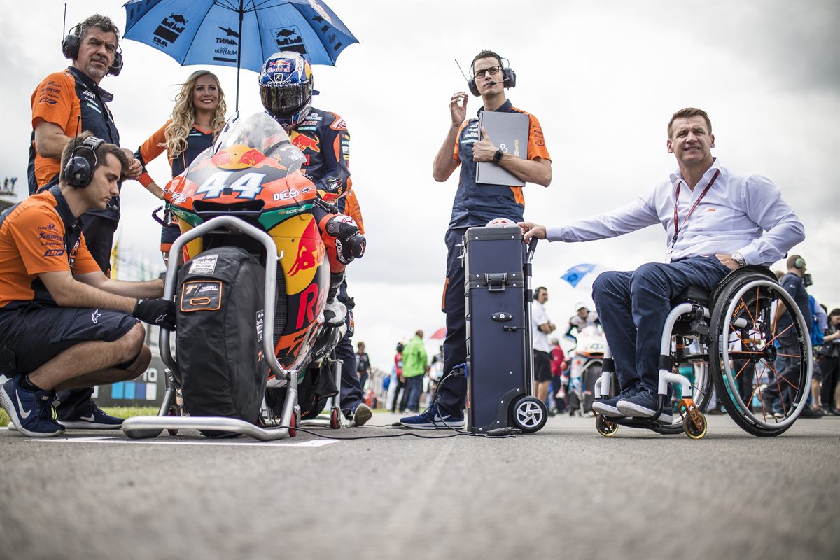 Miguel Oliveira, Pit Beirer & Staff KTM Moto2 Start Sachsenring 2017