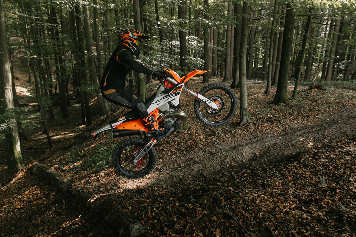 719830_MY26 KTM 300 EXC HARDENDURO_ Action _ACTION _ STATIC_KTM EXC 300 HARDENDURO