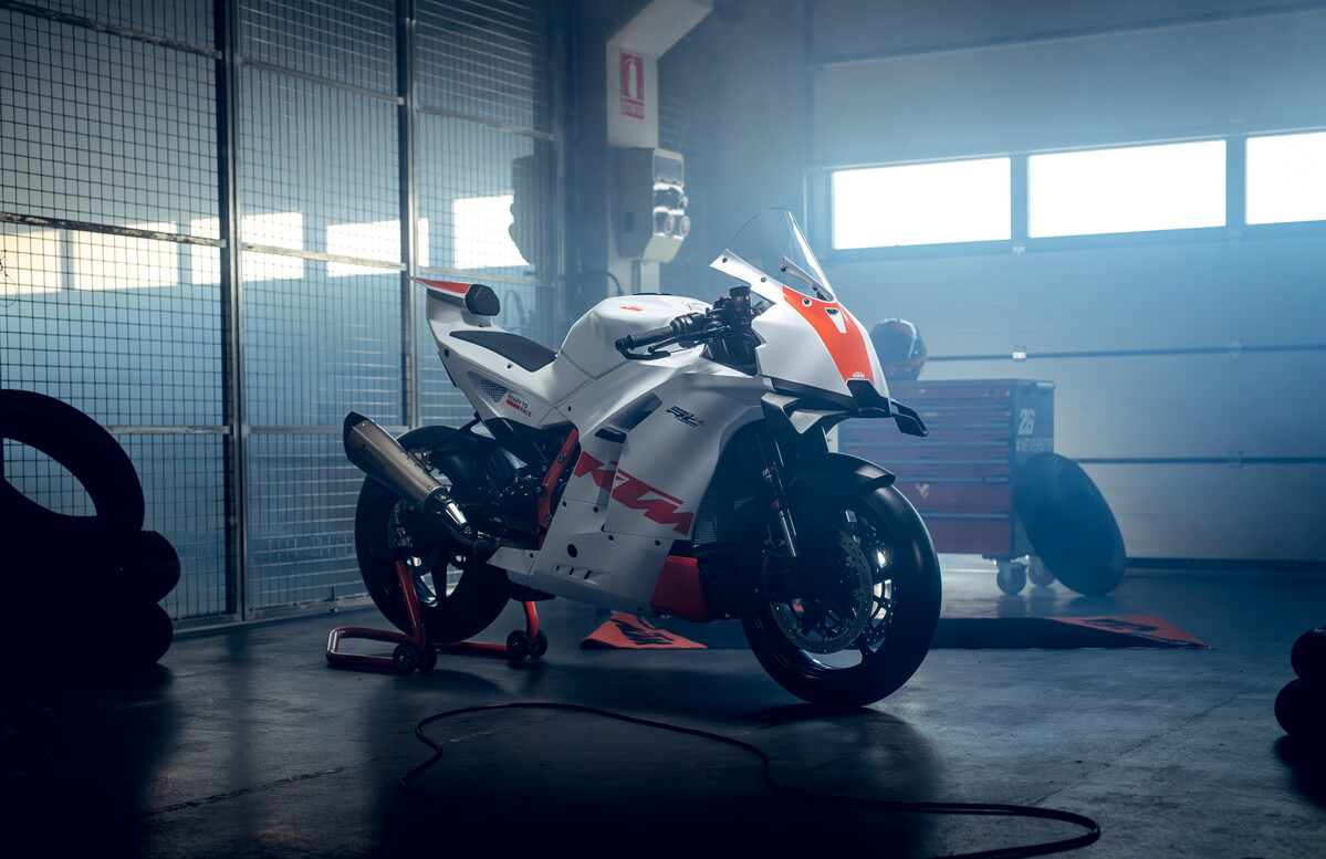 735422_MY26_KTM 990 RC R TRACK_STATICS _171_STATICS_STATIC