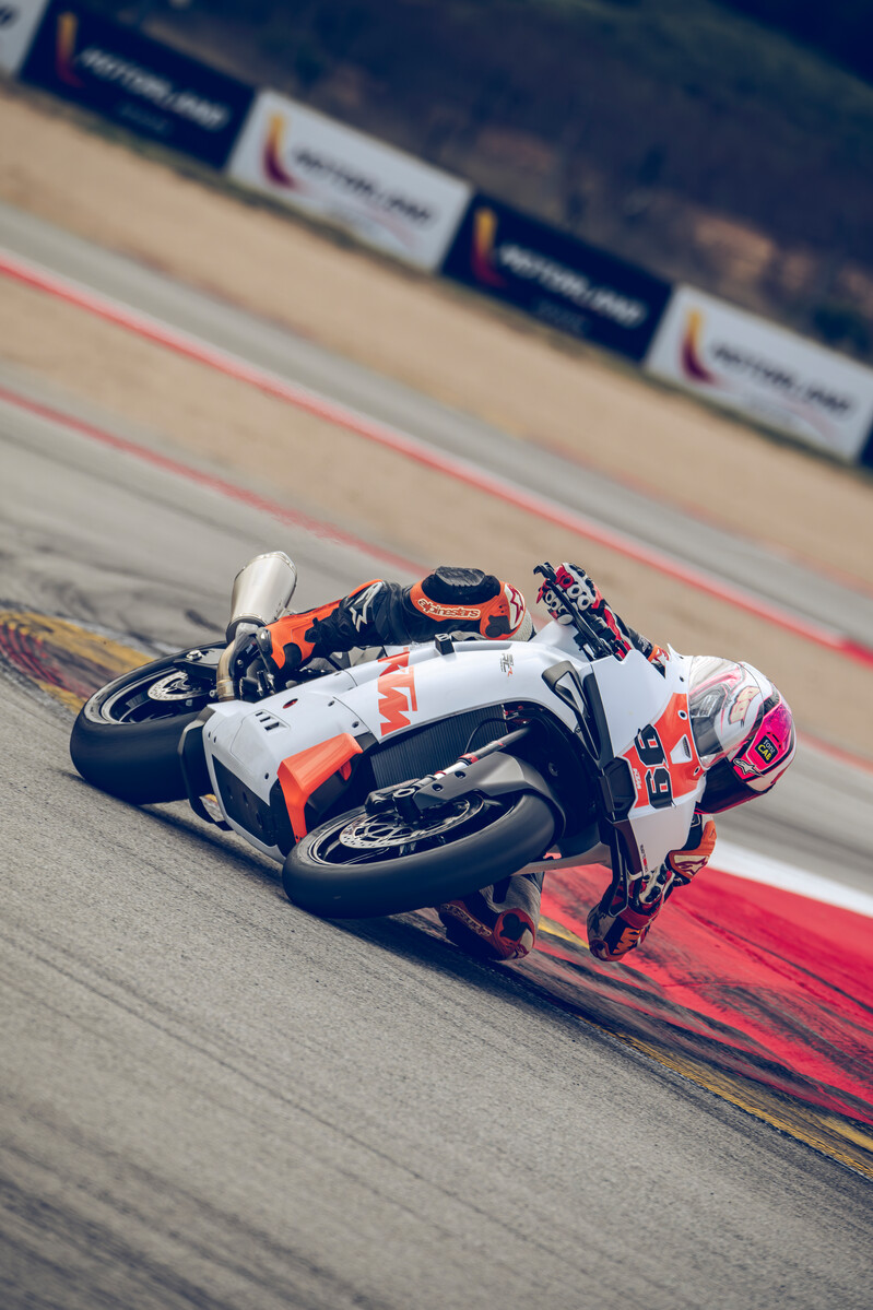 735391_MY26_KTM 990 RC R TRACK_ACTION19_ACTION_ACTION