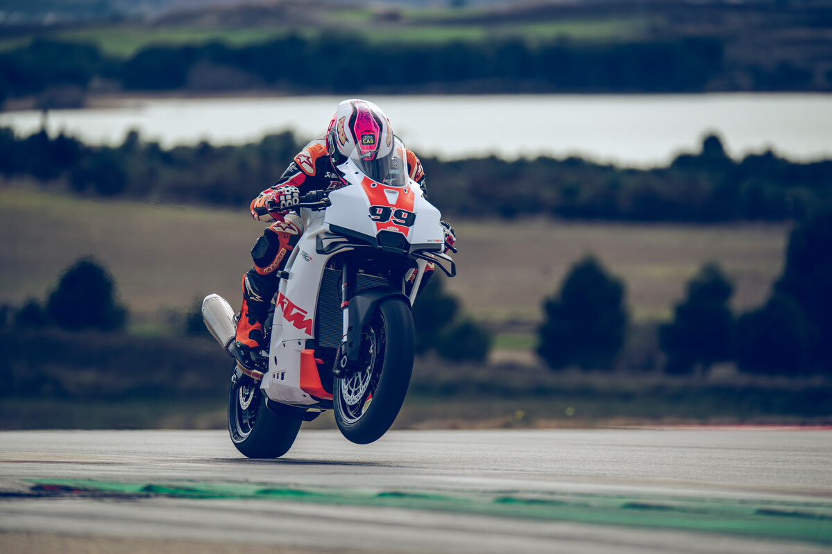735390_MY26_KTM 990 RC R TRACK_ACTION18_ACTION_ACTION