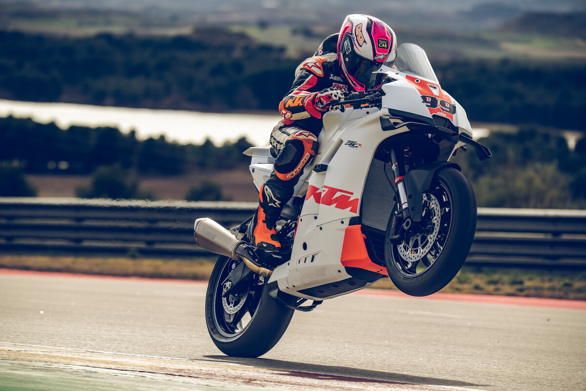 735387_MY26_KTM 990 RC R TRACK_ACTION15_ACTION_ACTION