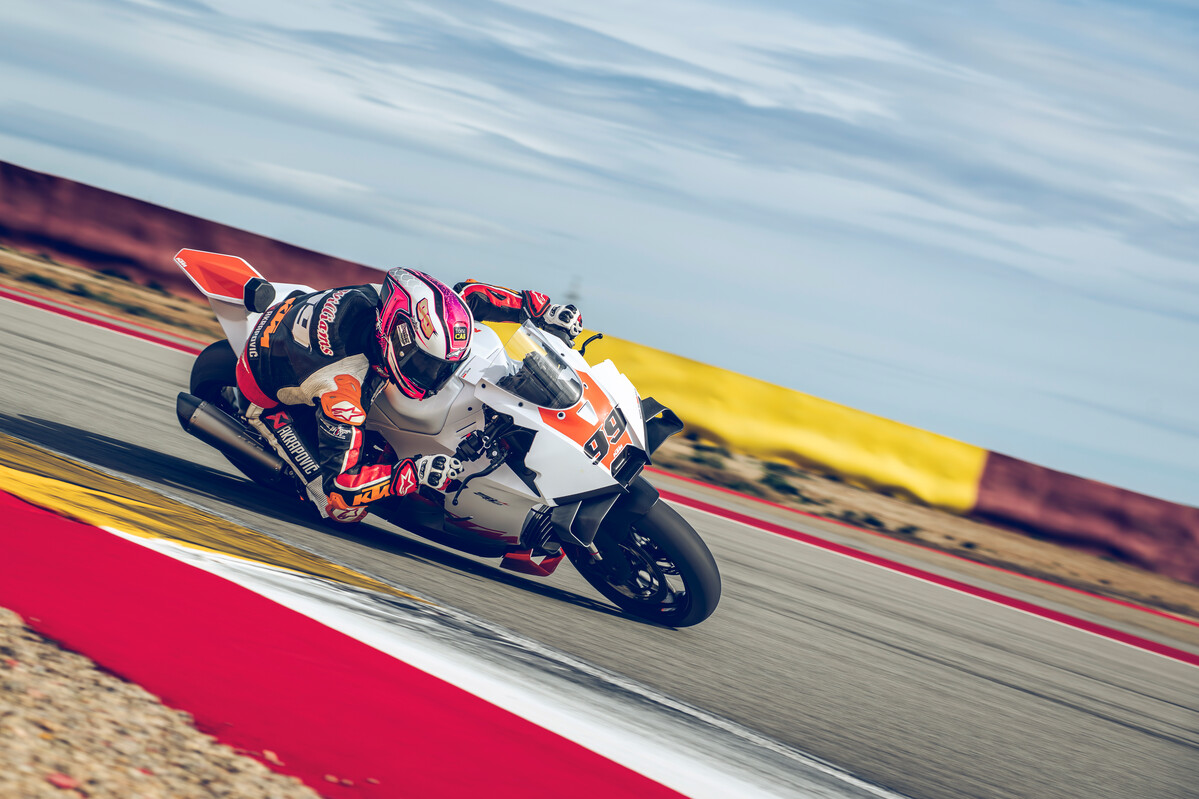 735383_MY26_KTM 990 RC R TRACK_ACTION11_ACTION_ACTION