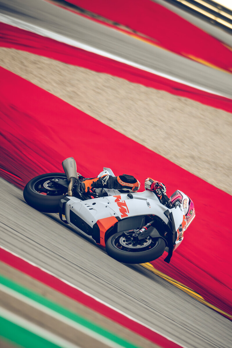 735382_MY26_KTM 990 RC R TRACK_ACTION10_ACTION_ACTION