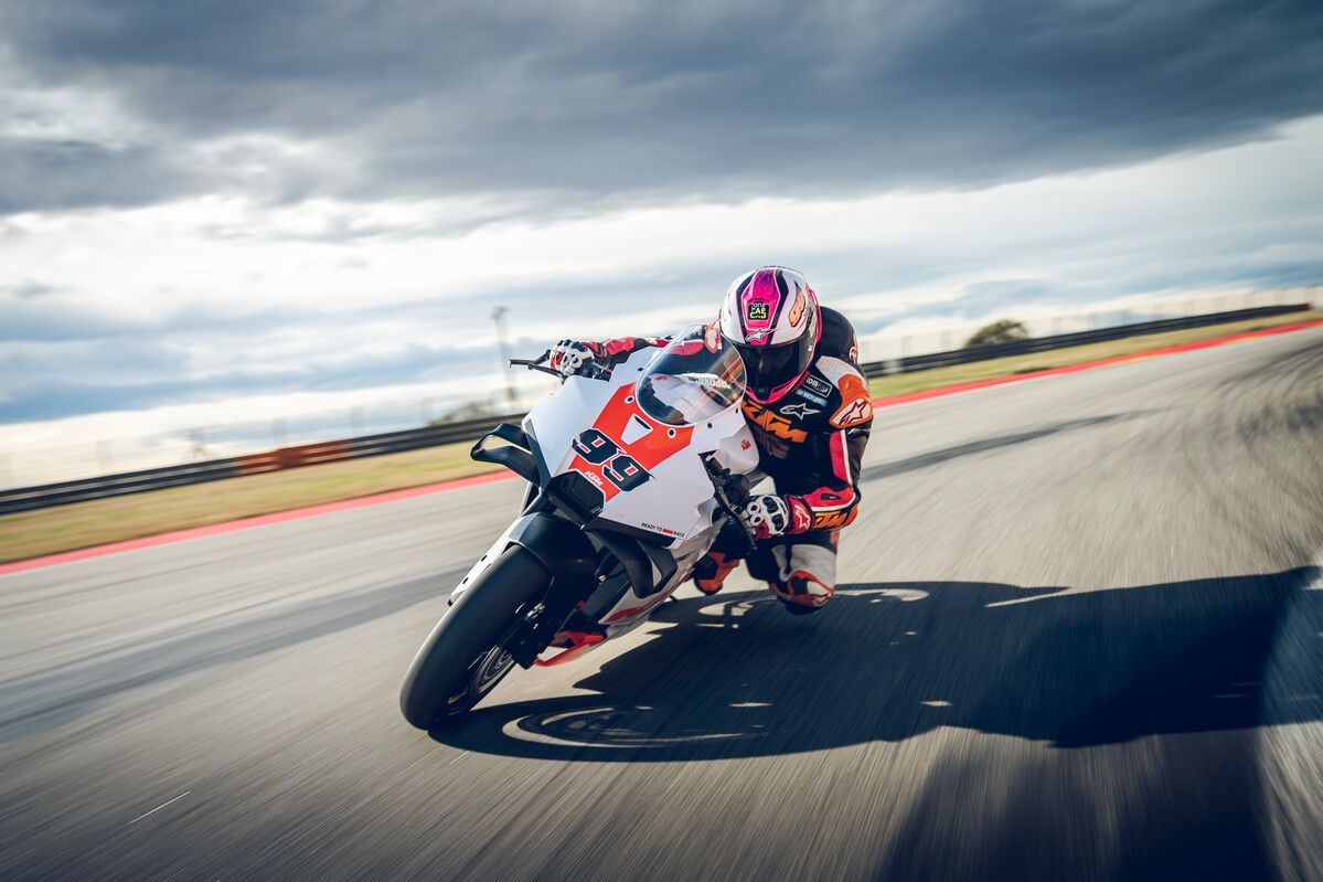 735376_MY26_KTM 990 RC R TRACK_ACTION4_ACTION_ACTION