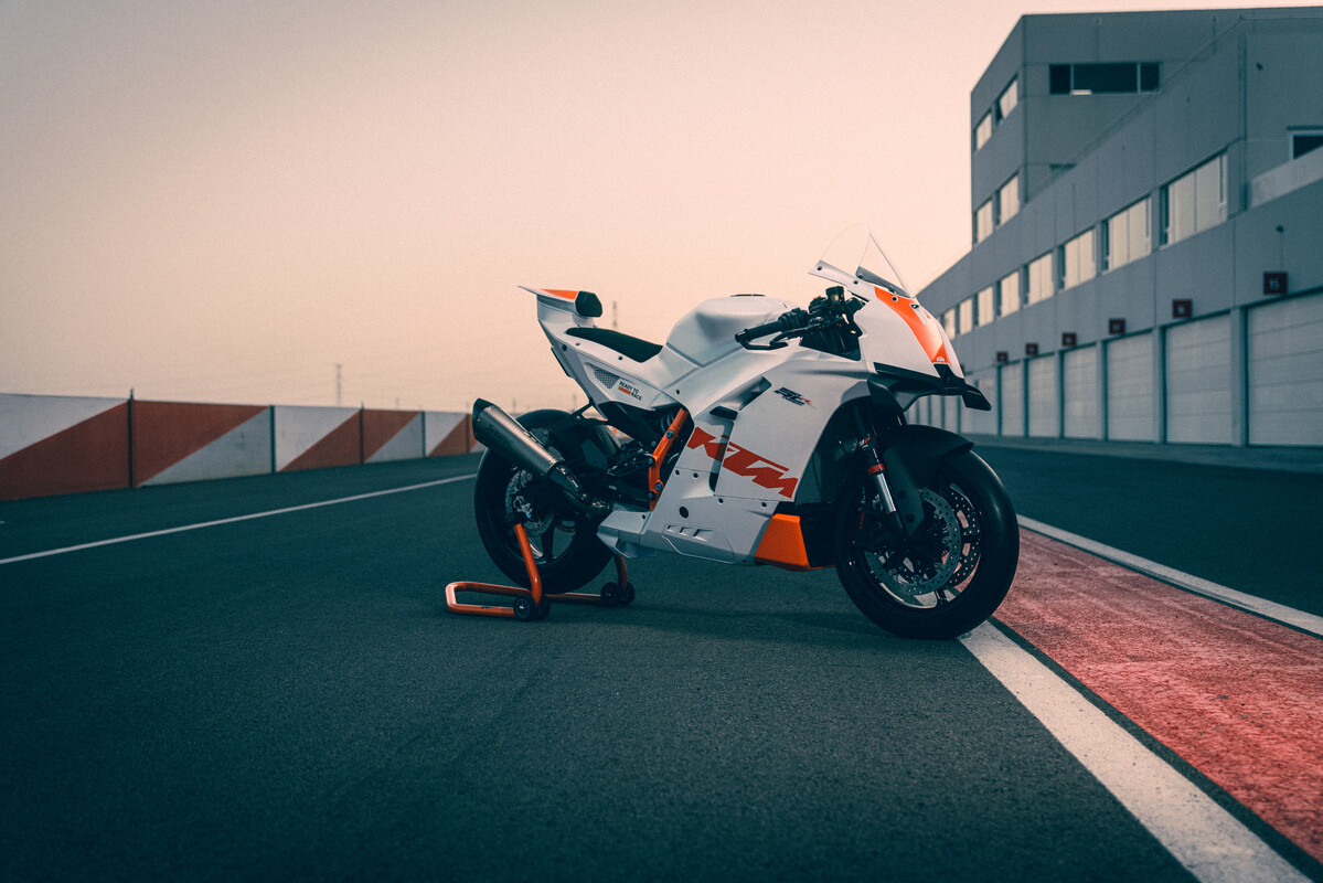721268_MY26_KTM 990 RC R TRACK_STATICS_STATICS_01_Statics_STATIC