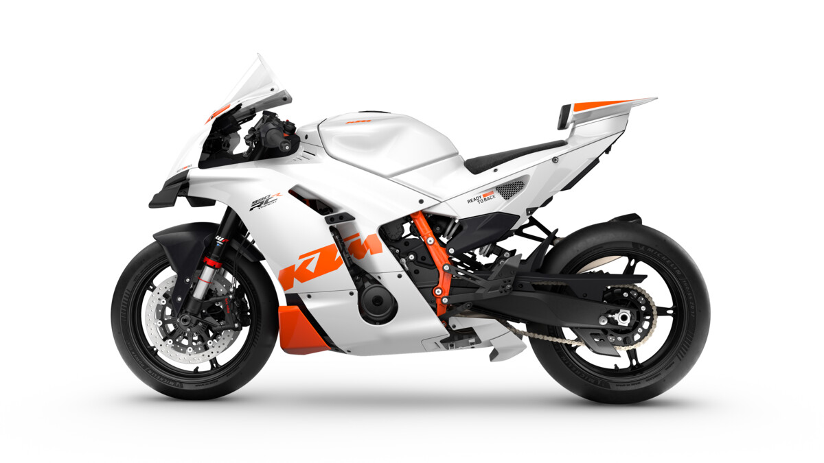 720828_MY26_KTM 990 RC R TRACK_90 LEFT_STUDIO_STUDIO
