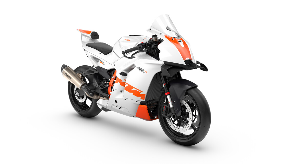 720827_MY26_KTM 990 RC R TRACK_FRONT RIGHT_STUDIO_STUDIO