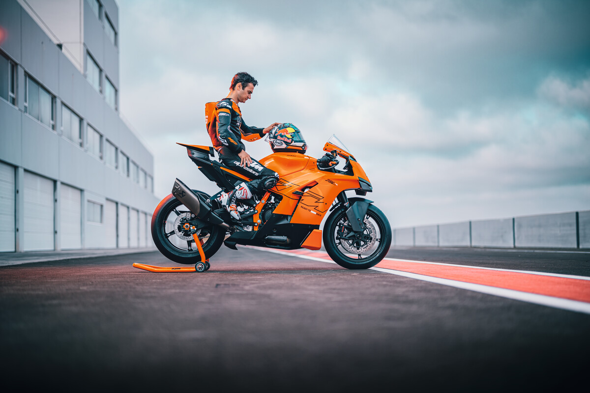 KTM 990 RC R（アクセサリー装着車）とダニ・ペドロサ