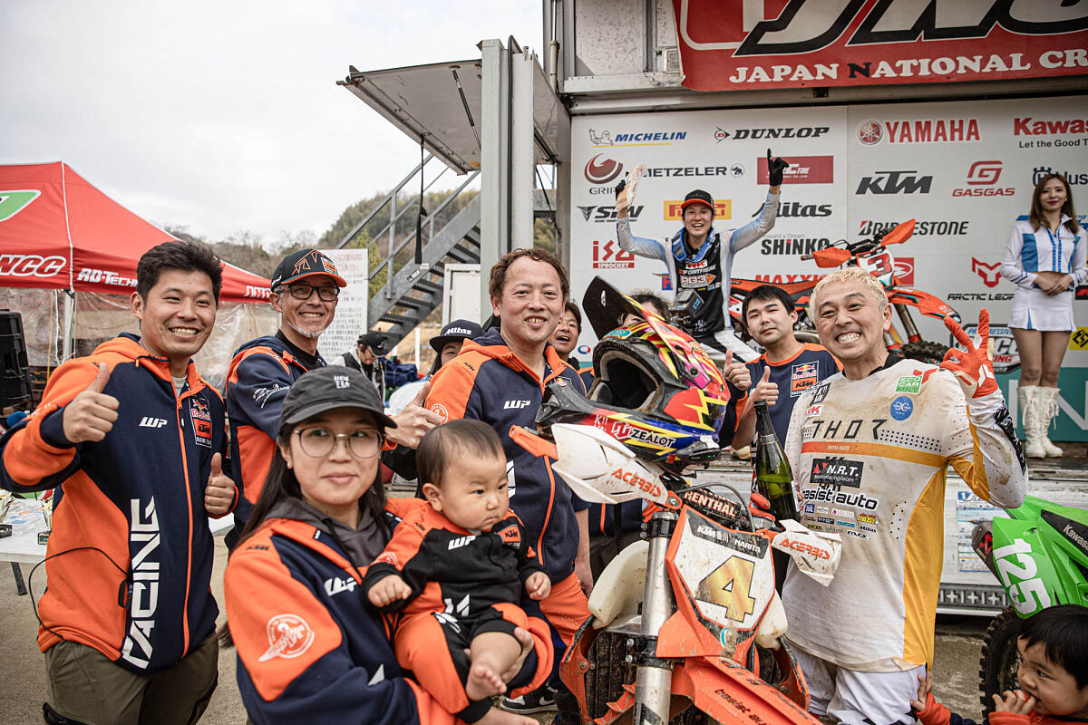 表彰式で喜びを分かち合うチーム員とライダー