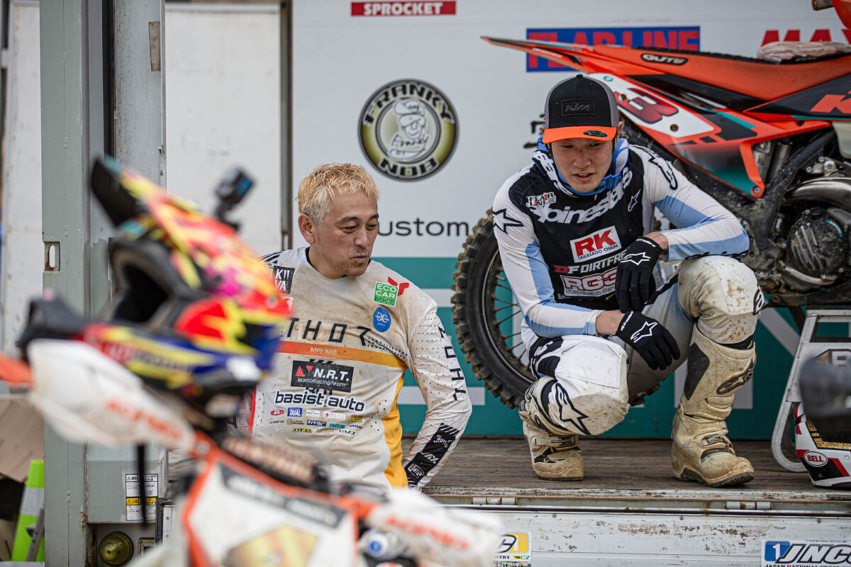 左から成田 亮、矢野 和都