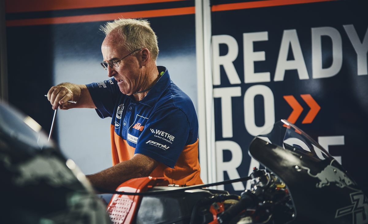 Mechanic KTM RC16 Box Aragon 2016