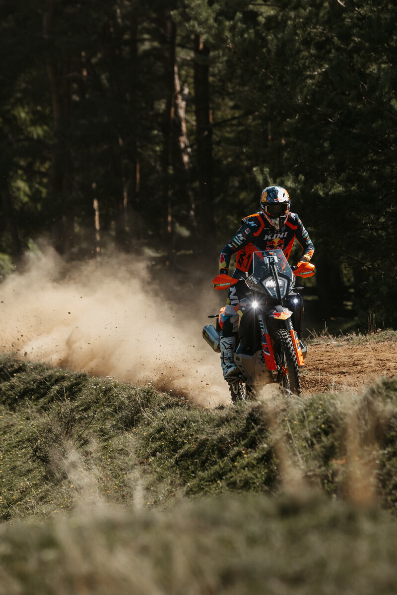 730779_2027 KTM 890 ADVENTURE R RALLY_KTM 890 ADVENTURE R RALLY_ACTION
