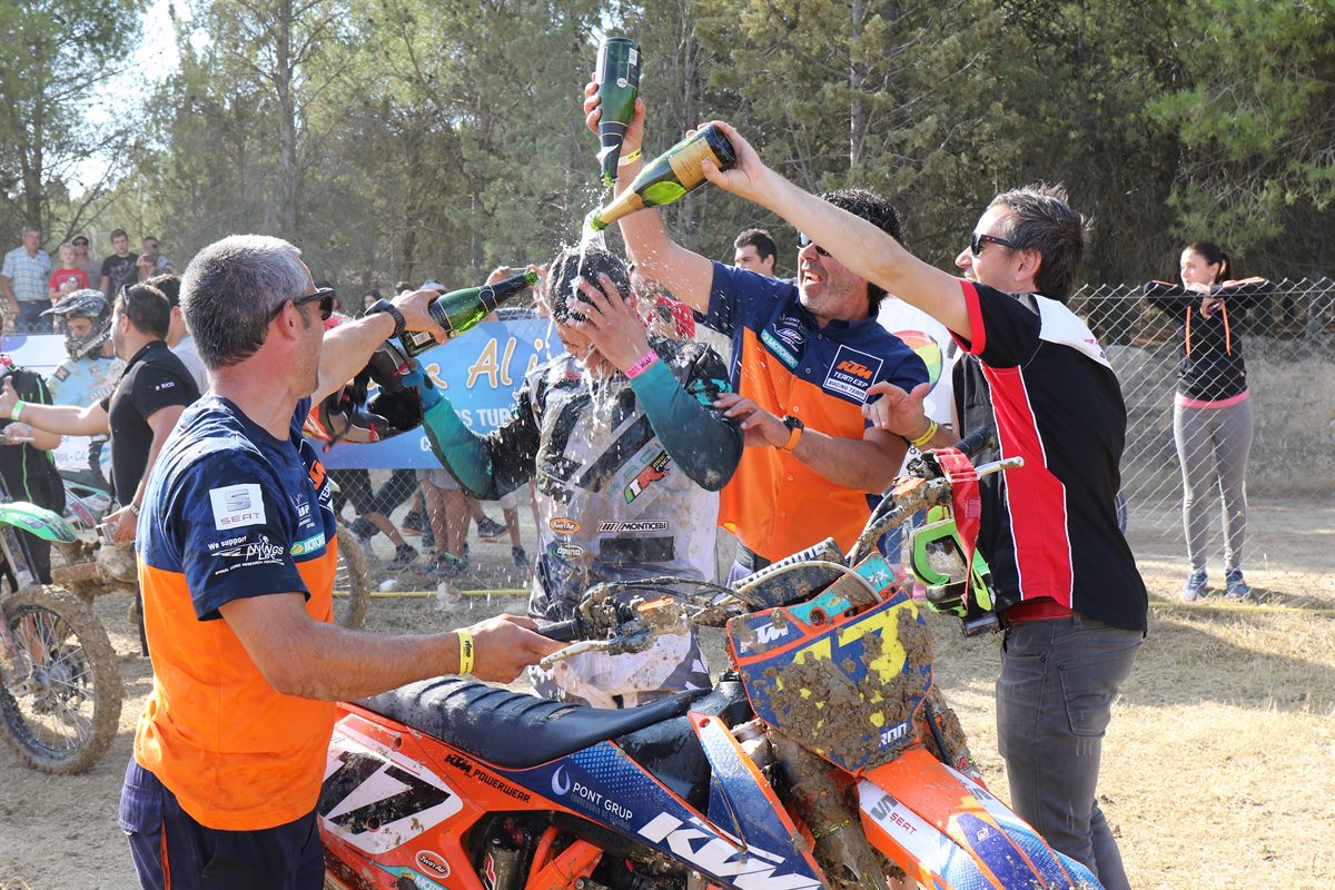 Celebrando el título de José Antonio Butrón - Campeón de España de MX1 