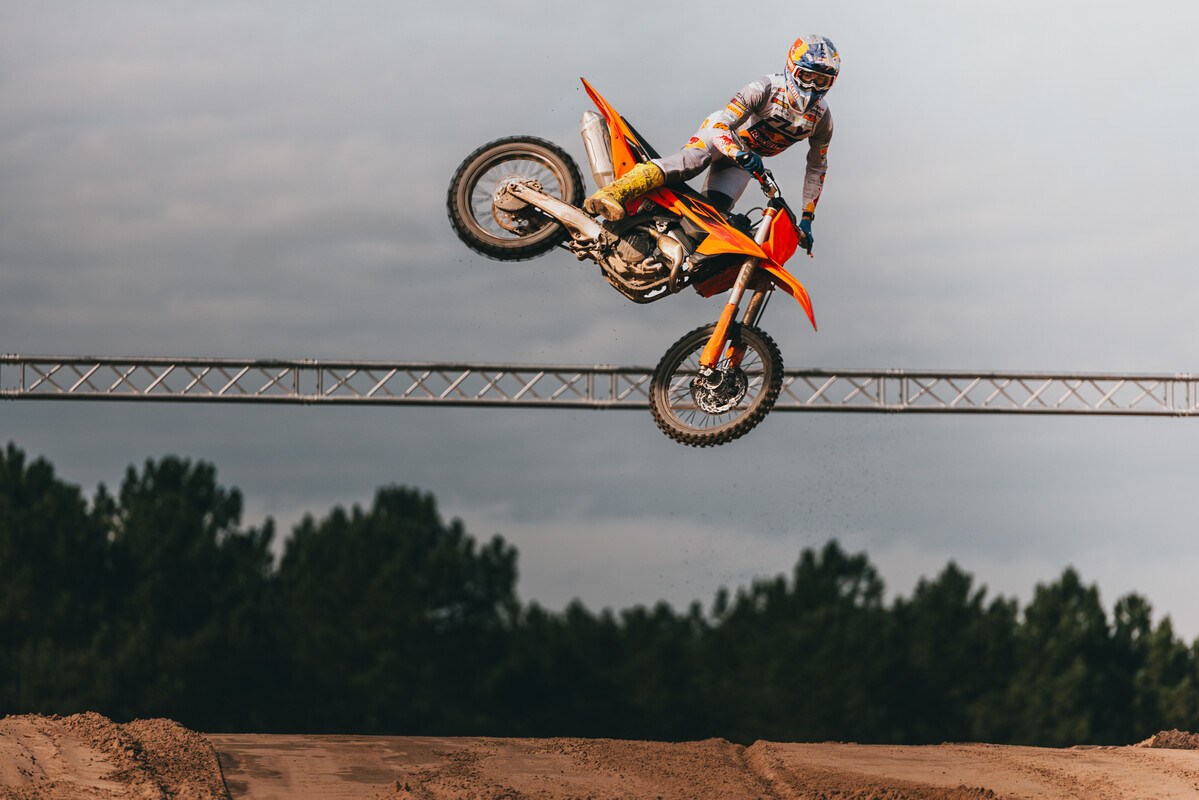 737822_MY27 KTM SX-F Action_Action