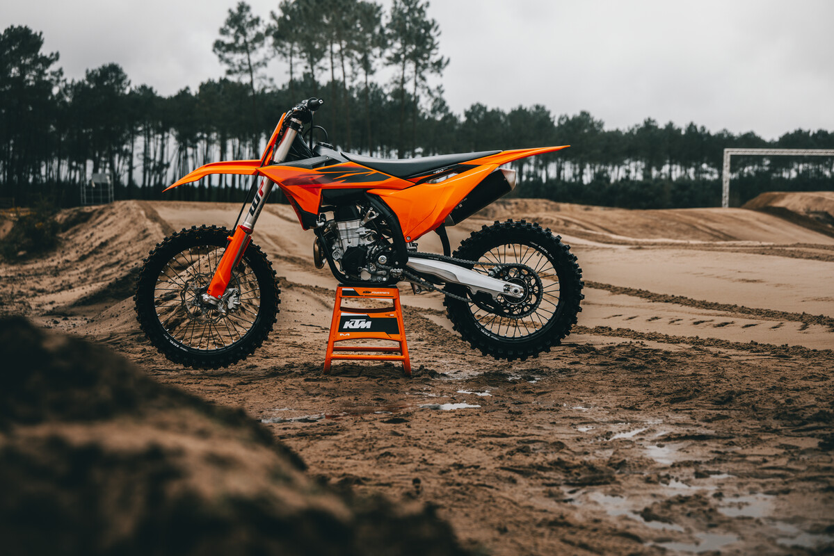 737682_MY27 KTM 450 SX-F Static_Static