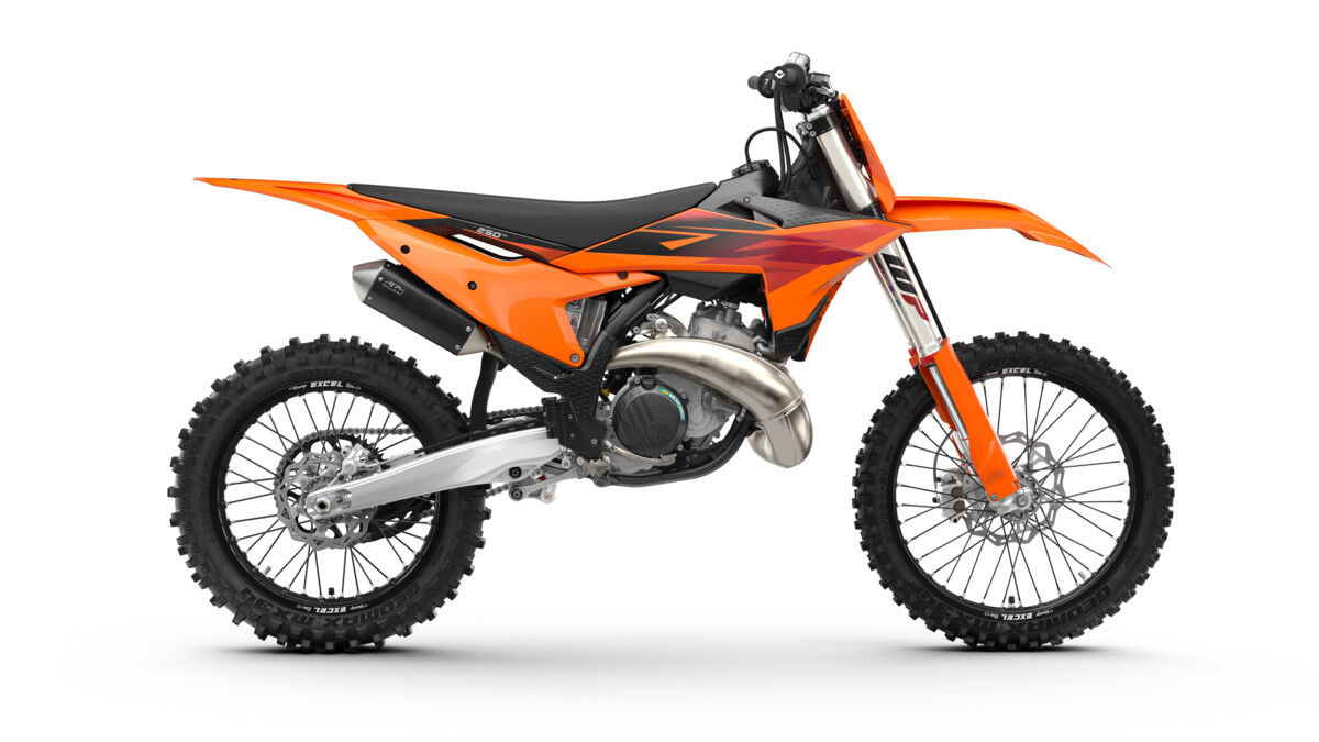 737606_MY27 KTM 250 SX-right-side-view_Studio_STUDIO