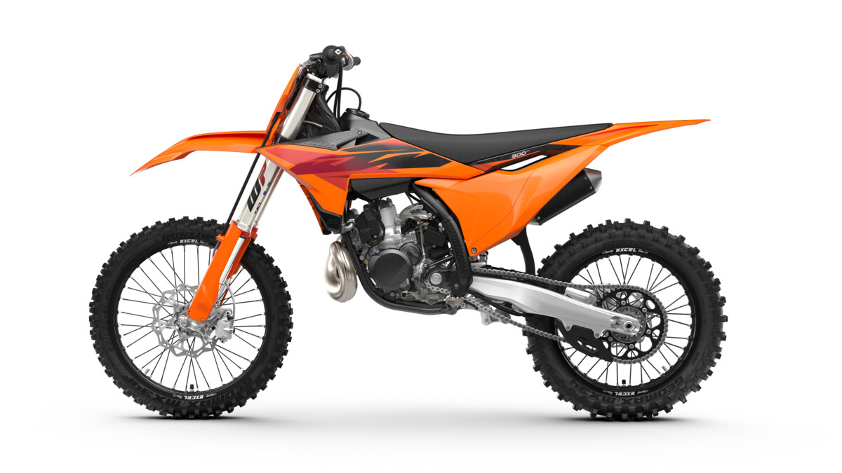 737598_MY27 KTM 300 SX-left-side-view_Studio_STUDIO