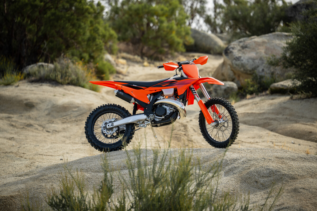 749272_2027 KTM 300 XC - Static_STATIC