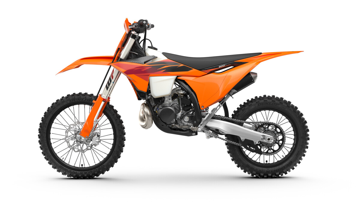 737621_MY27 KTM 300 XC-left-side-view_STUDIO