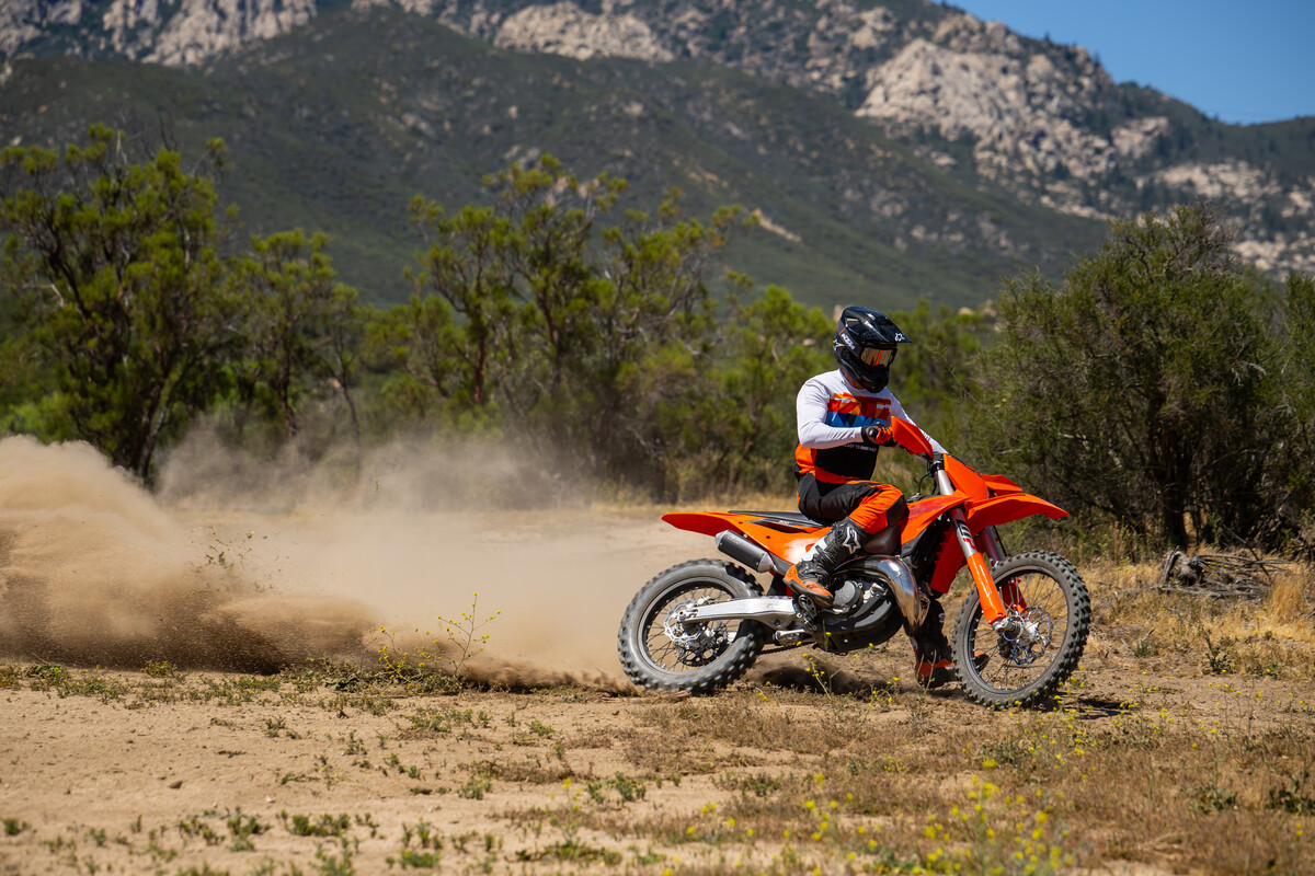 749257_2027 KTM 300 XC-Action_ACTION