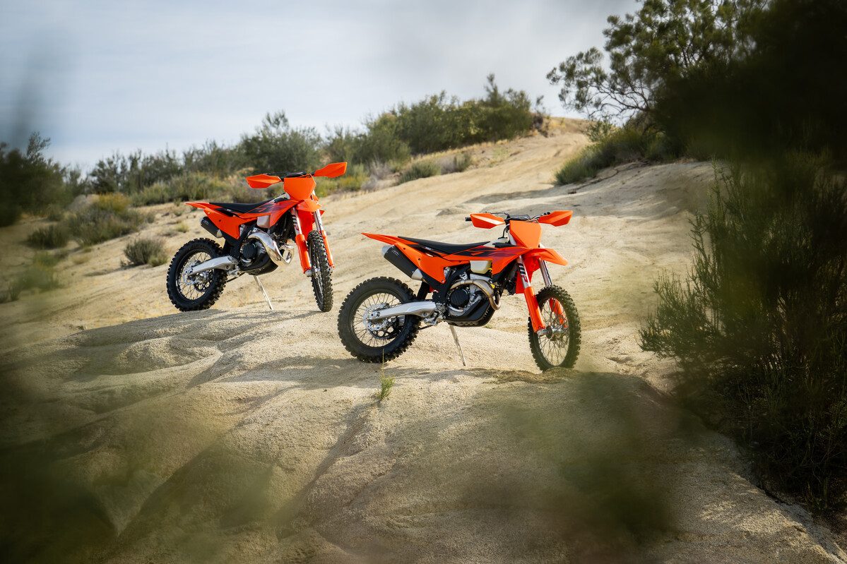 749617_2027 KTM 300 XC _ KTM 350 XC-F - Static_STATIC