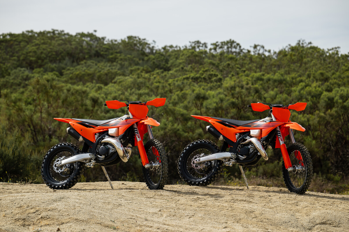 749628_2027 KTM 300 XC _ KTM 125 XC - Static_ACTION_STATIC