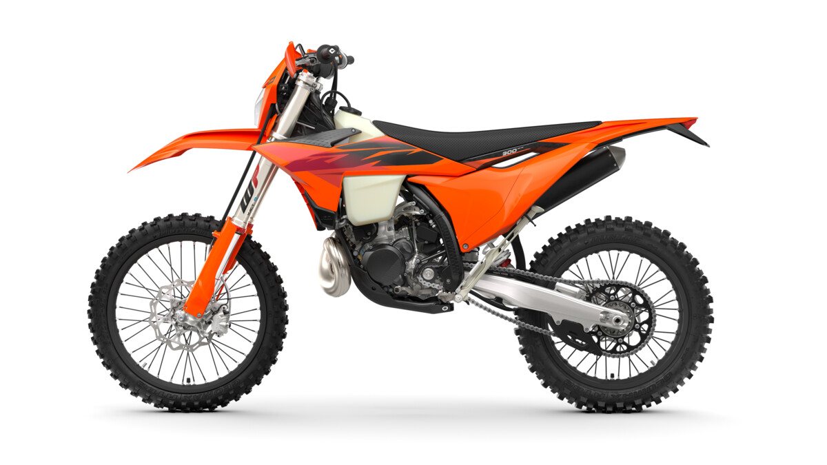 737637_MY27 KTM 300 XC-W-US_left-side-view_XC-W