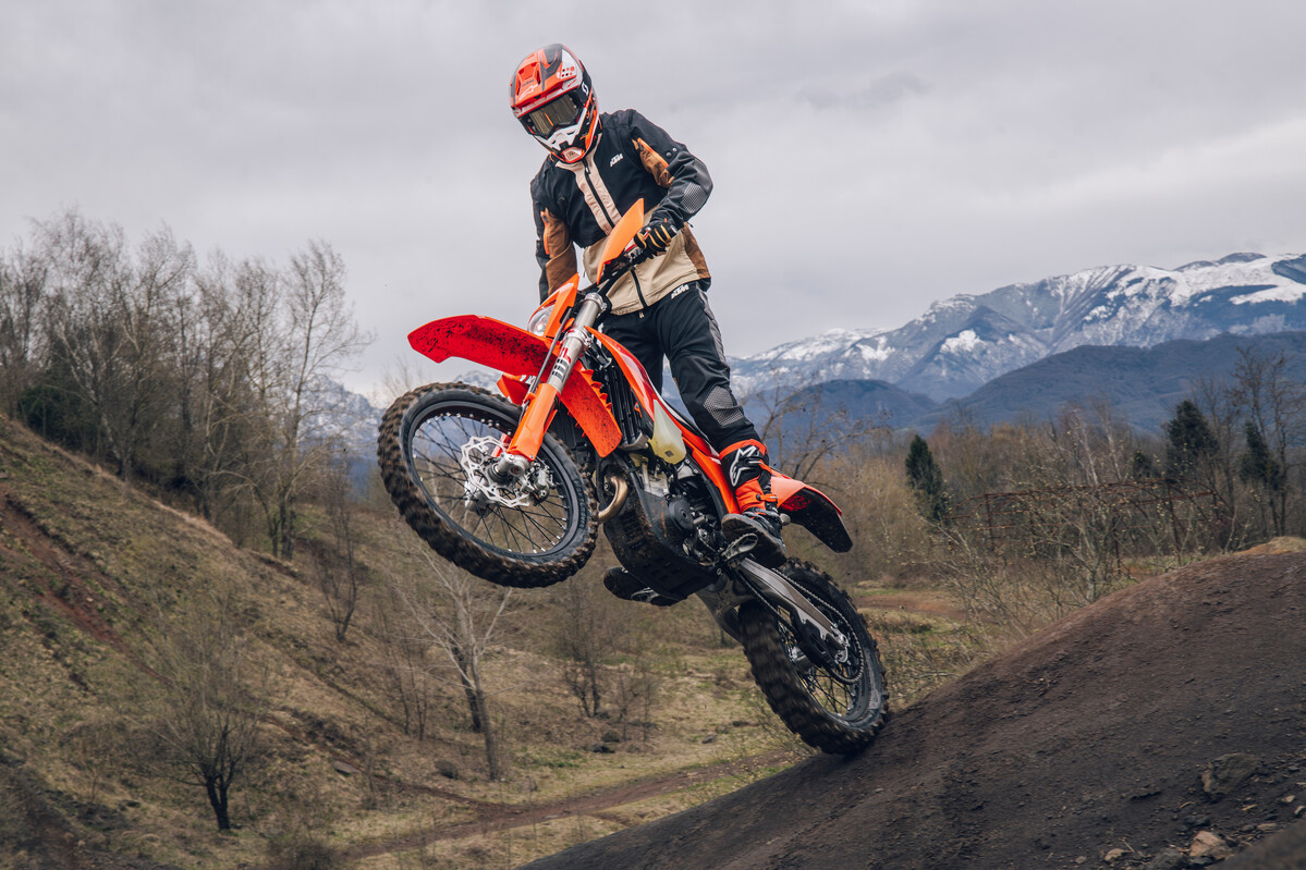 748607_MY27 KTM 450 XCF-W - Action