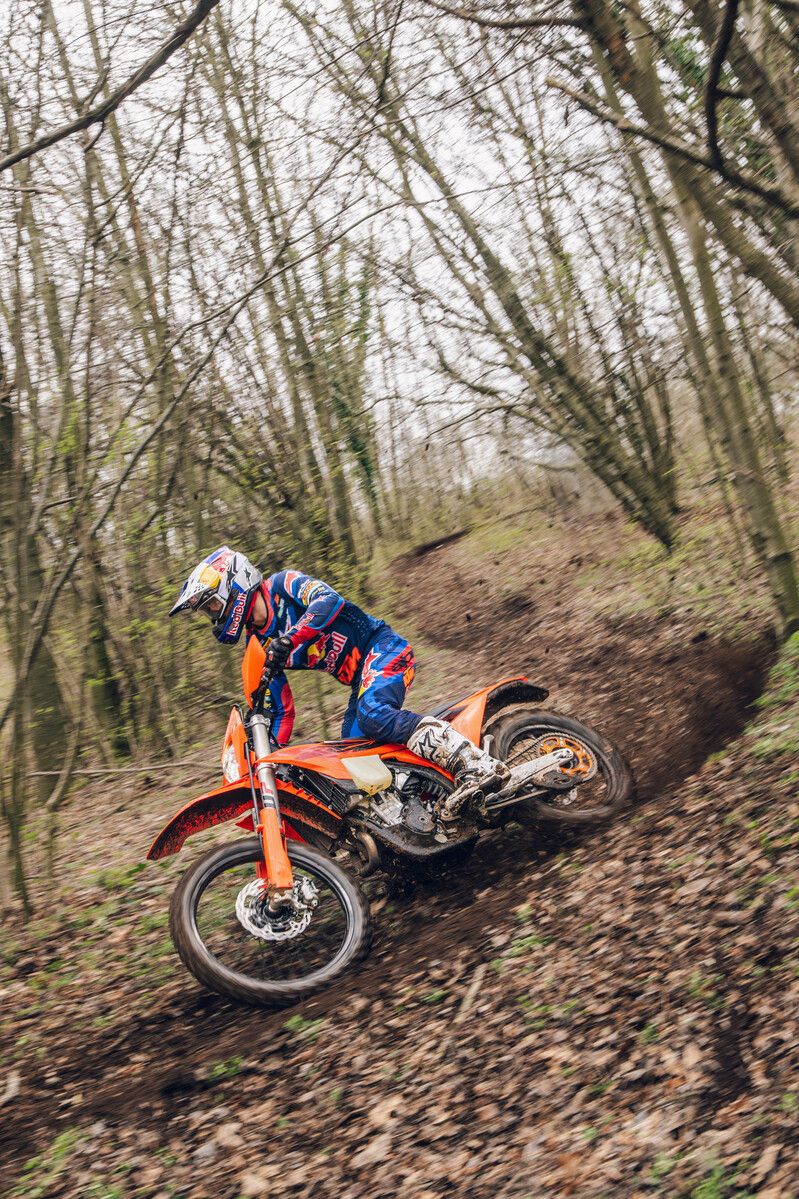 748609_MY27 KTM 450 XCF-W - Action