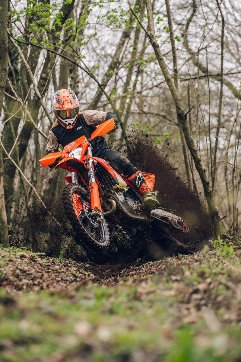 748622_MY27 KTM 450 XCF-W - Action