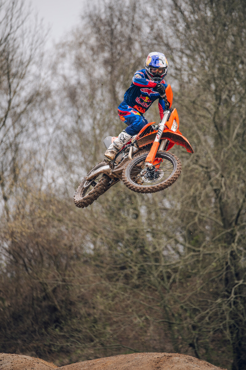 748623_MY27 KTM 450 XCF-W - Action