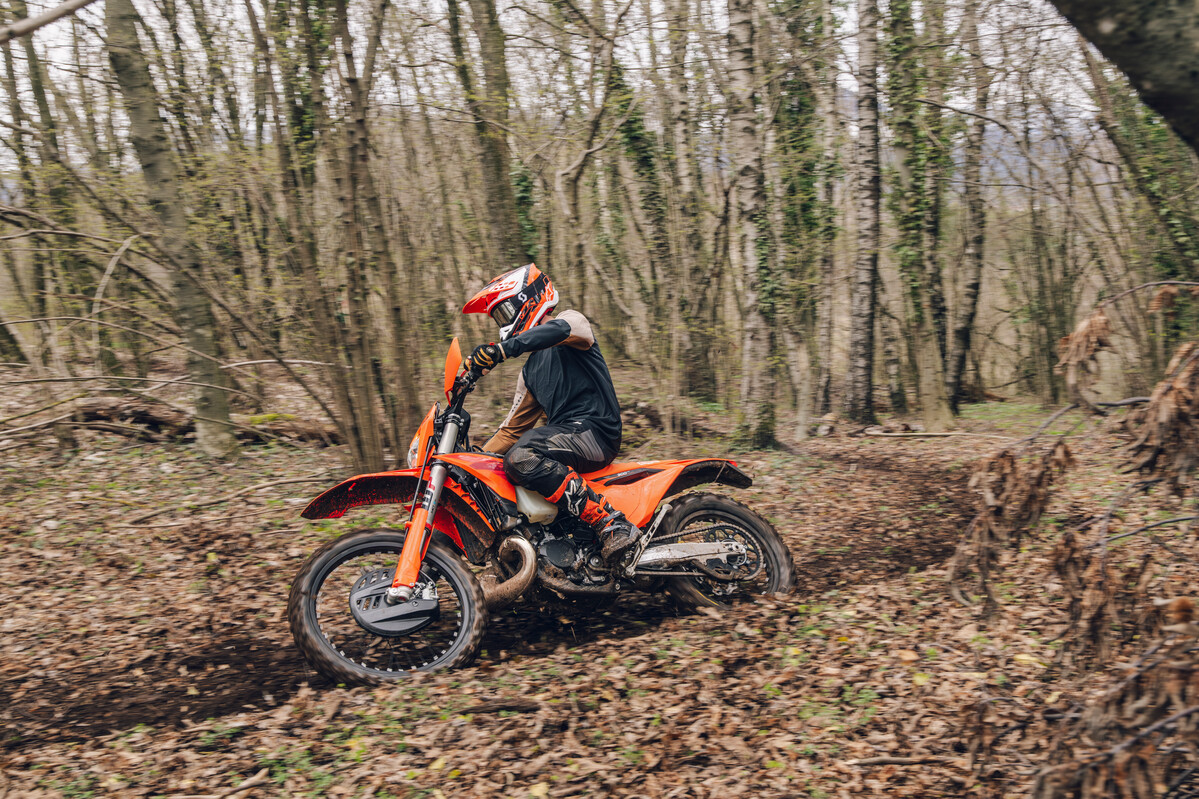 748669_MY27 KTM 300 XC-W Action_XC-W Range