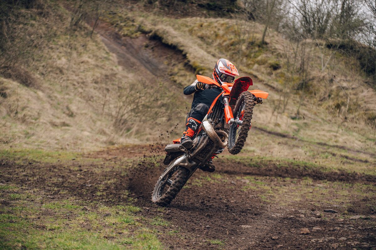 748681_MY27 KTM 300 XC-W Action_XC-W Range