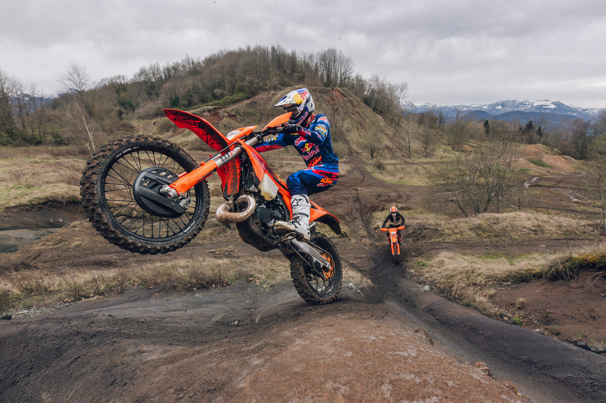 748683_MY27 KTM 300 XC-W Action_XC-W Range