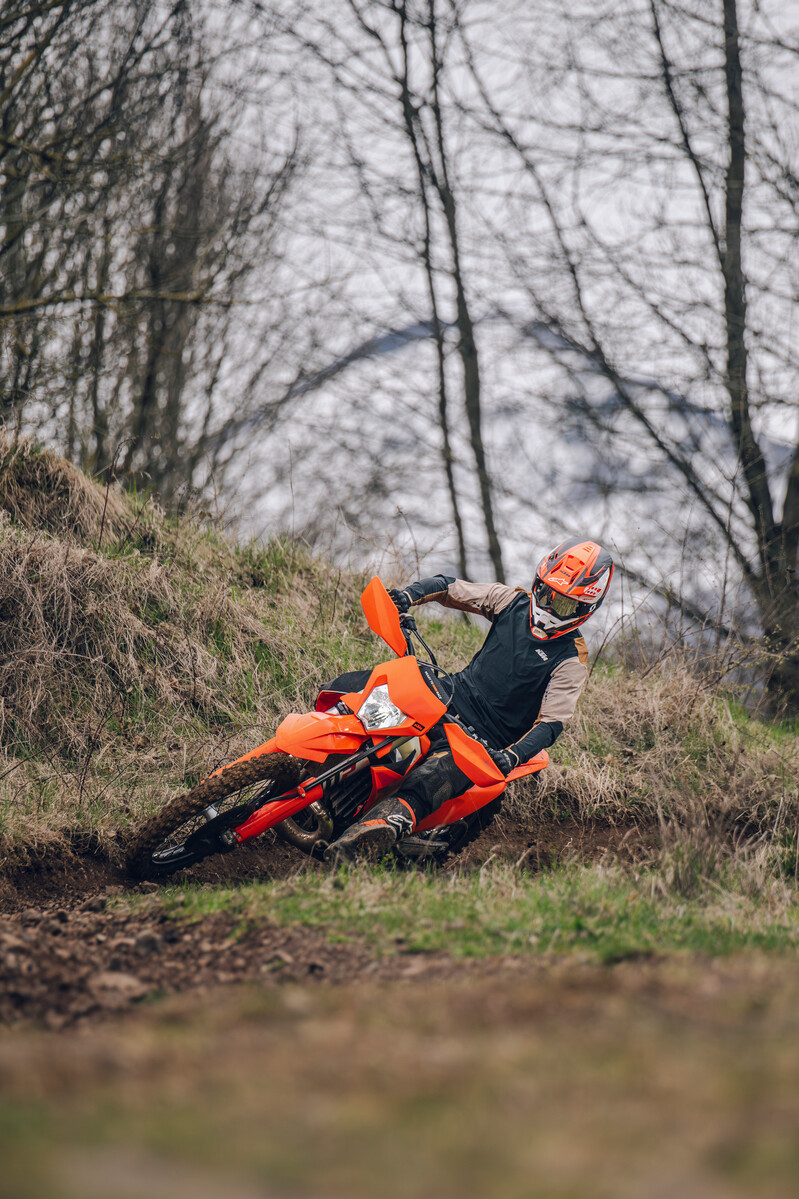 748687_MY27 KTM 300 XC-W Action_XC-W Range