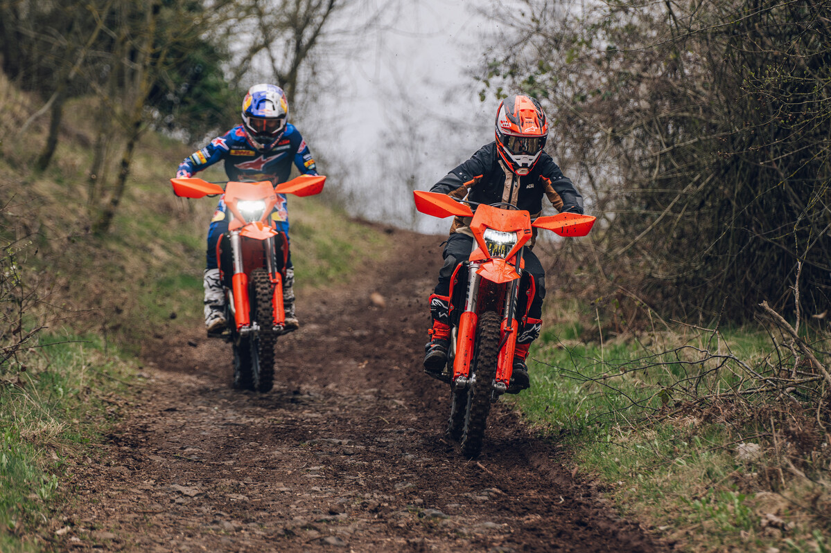 748610_MY27 KTM 450 XCF-W - Action