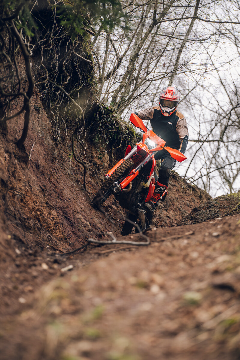 748631_MY27 KTM 450 XCF-W Action