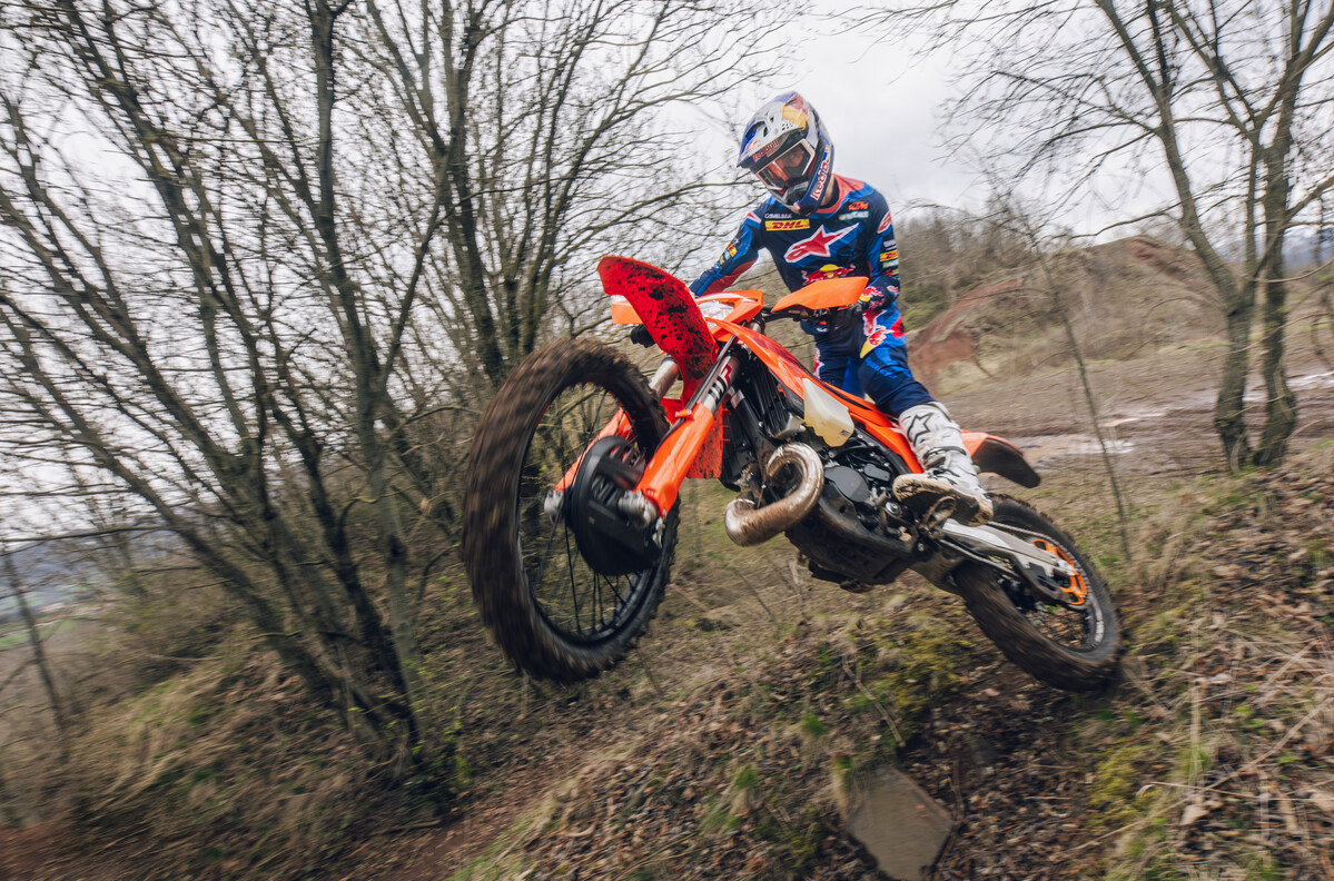 748667_MY27 KTM 300 XC-W Action_XC-W Range