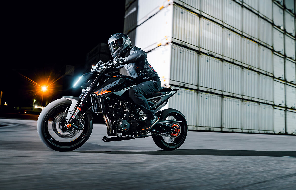 MY27 KTM 790 DUKE_1