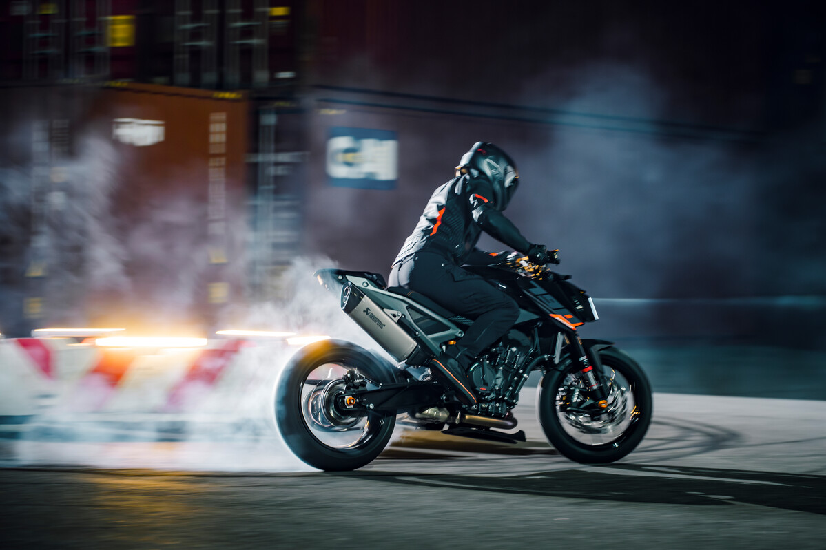 753262_MY27_KTM 790 DUKE ACTION_EUROPE_ GLOBAL