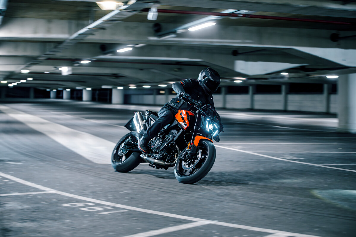 753711_MY27_KTM 790 DUKE ACTION_EUROPE_ GLOBAL_Action