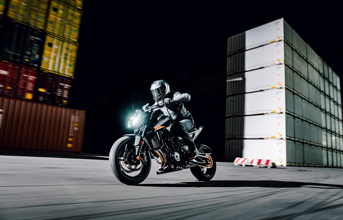 753248_MY27_KTM 790 DUKE ACTION_EUROPE_ GLOBAL