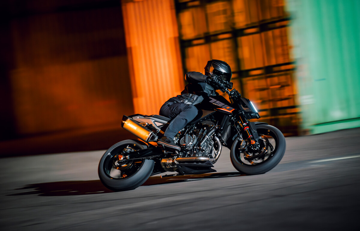 753251_MY27_KTM 790 DUKE ACTION_EUROPE_ GLOBAL
