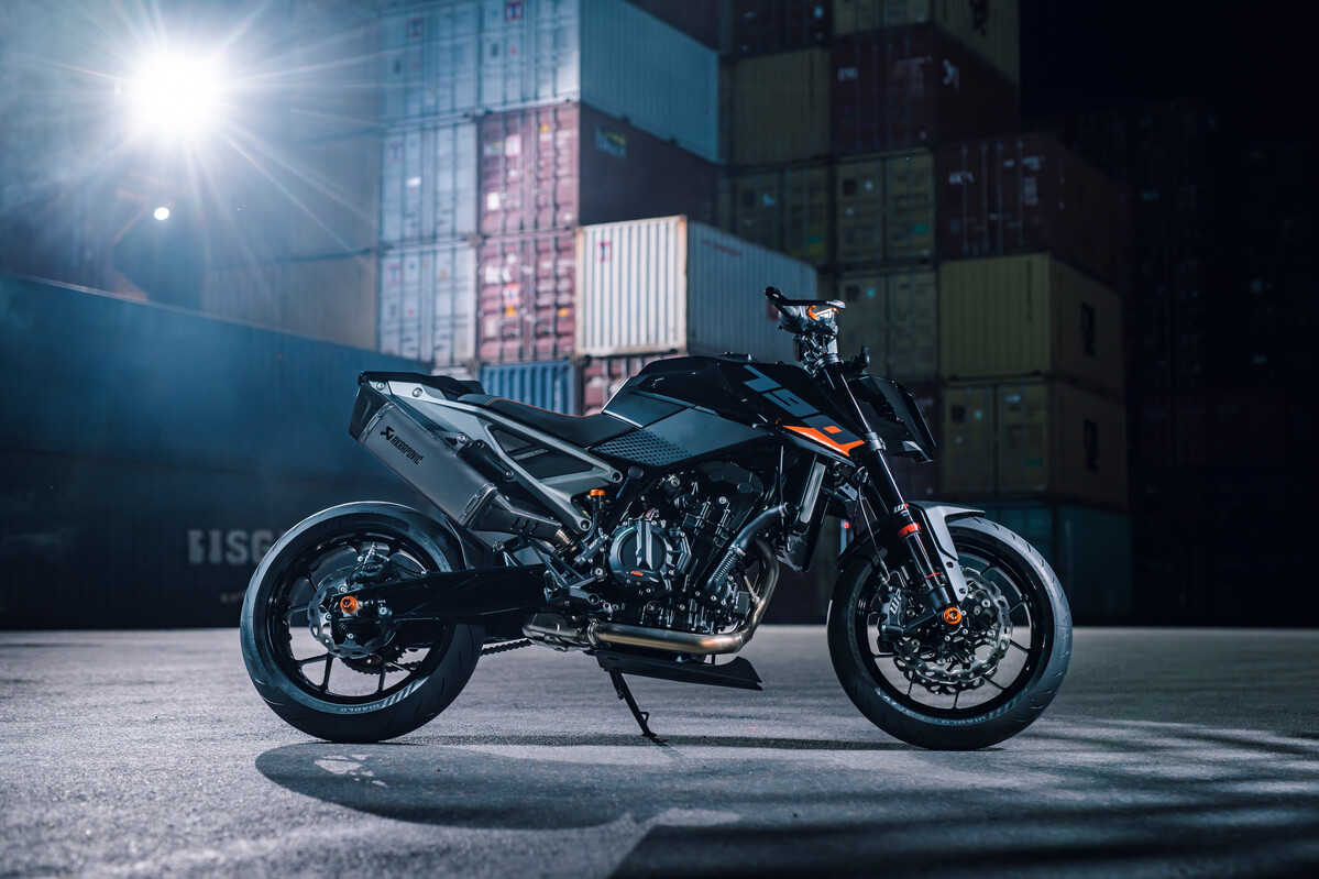 753497_MY27_KTM 790 DUKE SATIC_EUROPE_ GLOBAL_Static