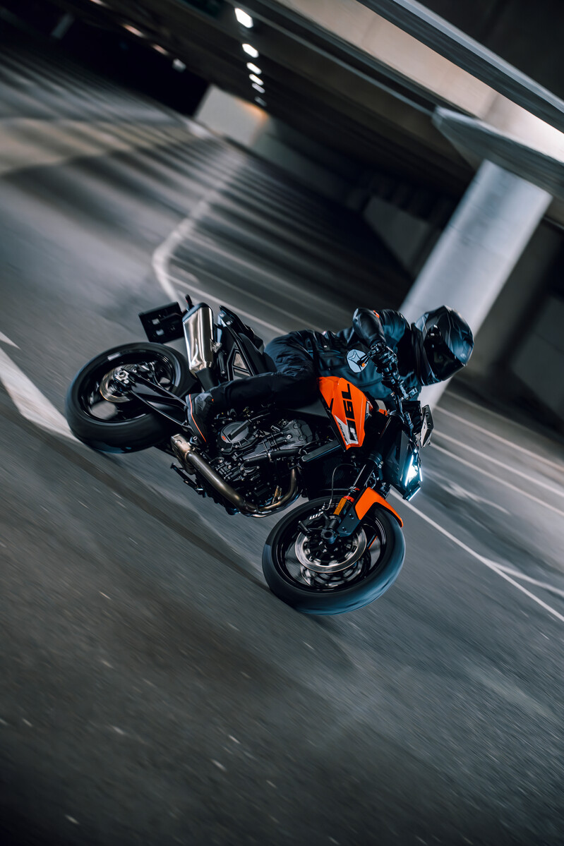 753729_MY27_KTM 790 DUKE ACTION_EUROPE_ GLOBAL