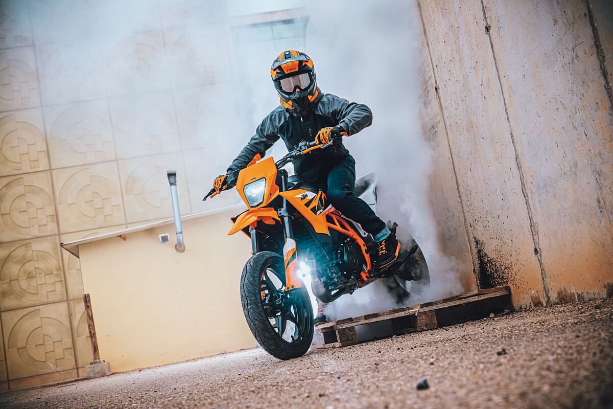 662100_MY25 KTM 125 SMC R-Action- Cat A_ACTION_ACTION