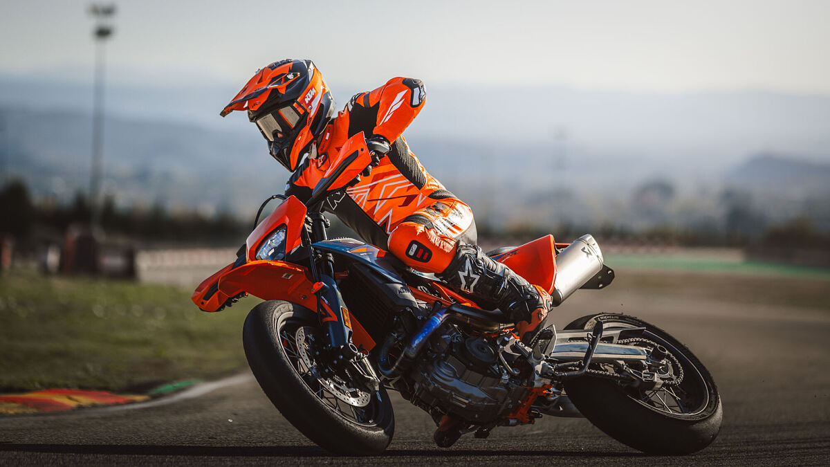 663374_MY26_KTM 690 SMC R_ACTION_ACTION_ACTION