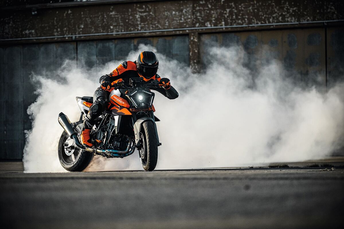 726161_MY26 KTM 990 DUKE_Action_Cat A _1_ACTION_ACTION