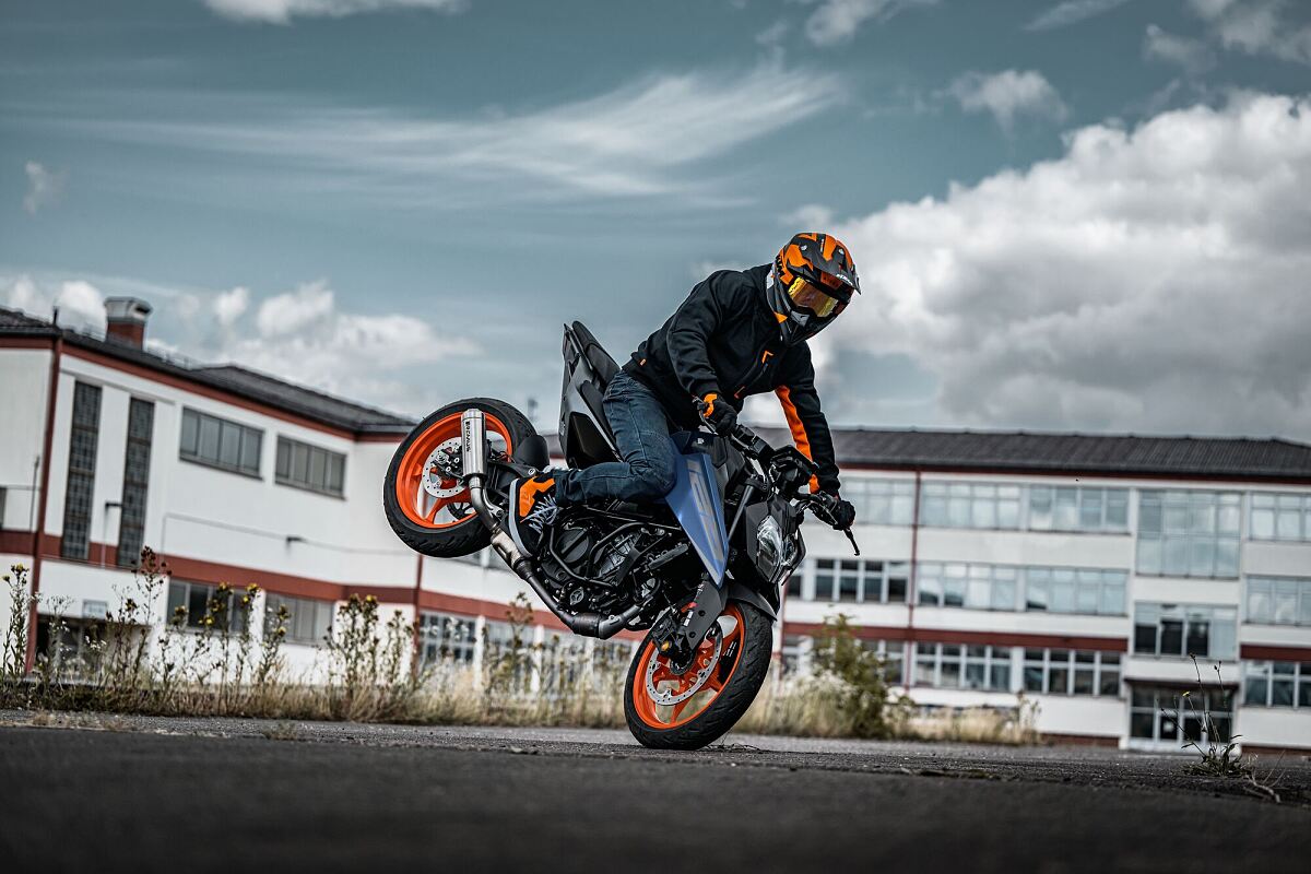 732289_MY26 KTM 125 DUKE_Action1_ACTION